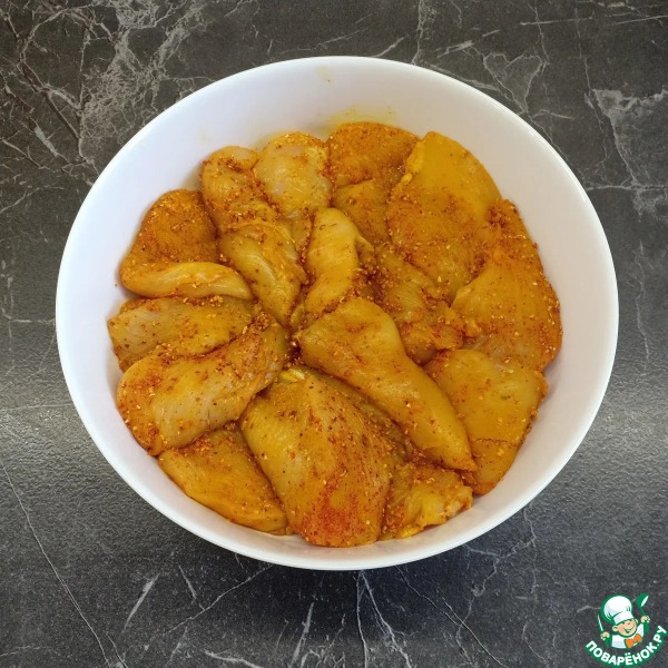 Куриные грудки в сметане с куркумой