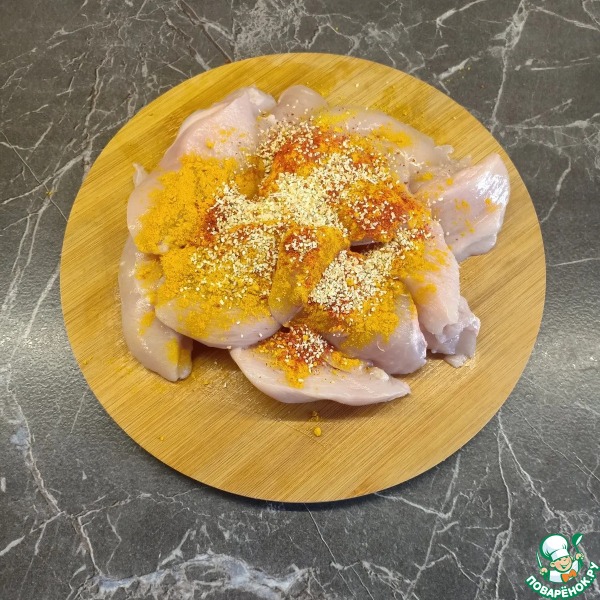 Куриные грудки в сметане с куркумой