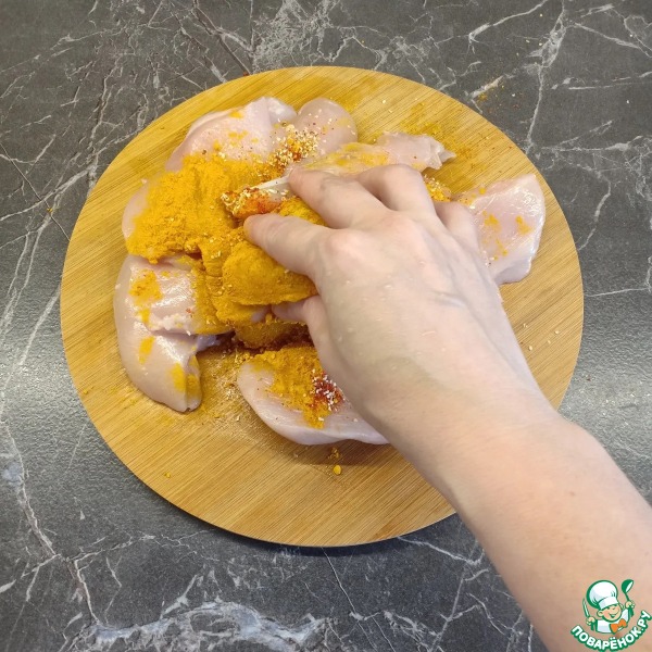 Куриные грудки в сметане с куркумой