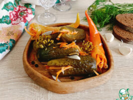 Квашеные огурцы, фаршированные морковью