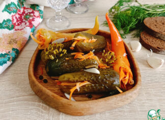 Квашеные огурцы, фаршированные морковью