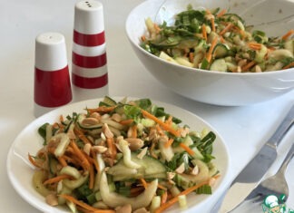 Салат с китайской капустой, морковью и огурцом