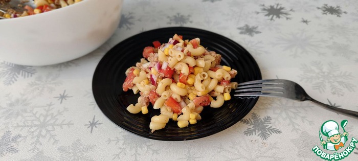 Тёплый салат с тунцом и макаронами