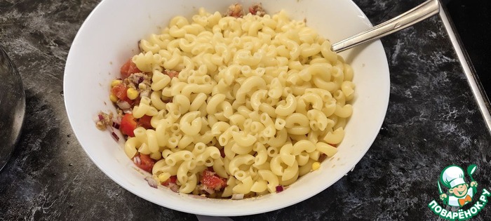 Тёплый салат с тунцом и макаронами