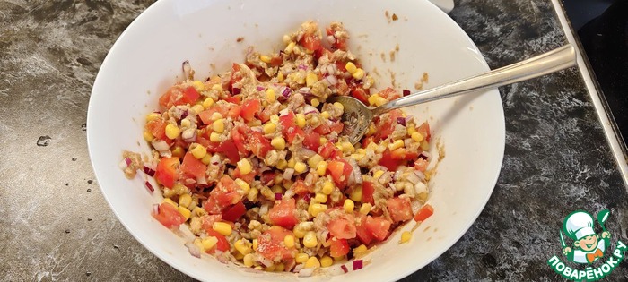 Тёплый салат с тунцом и макаронами