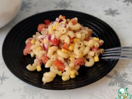 Тёплый салат с тунцом и макаронами