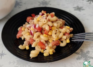 Тёплый салат с тунцом и макаронами