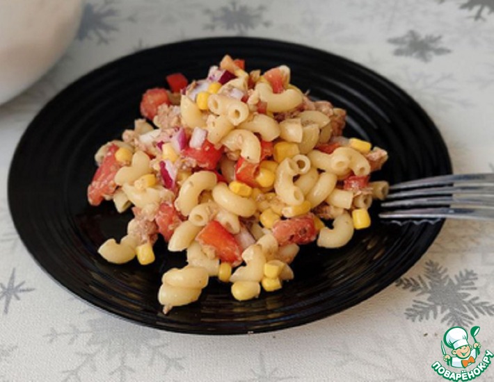 Тёплый салат с тунцом и макаронами