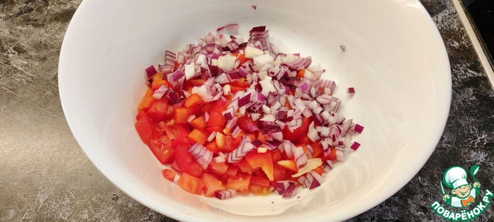 Тёплый салат с тунцом и макаронами