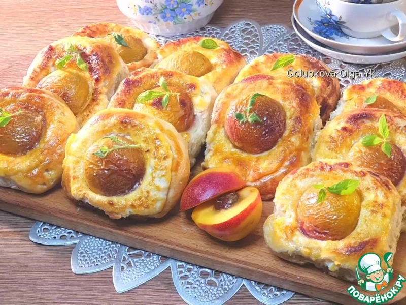 Открытые булочки с кремом и нектаринами