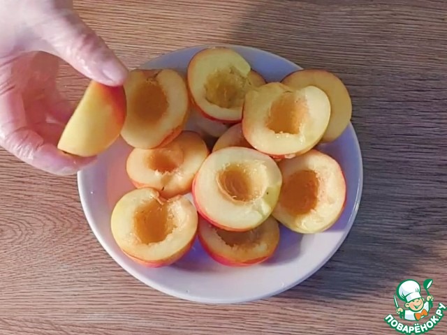Открытые булочки с кремом и нектаринами