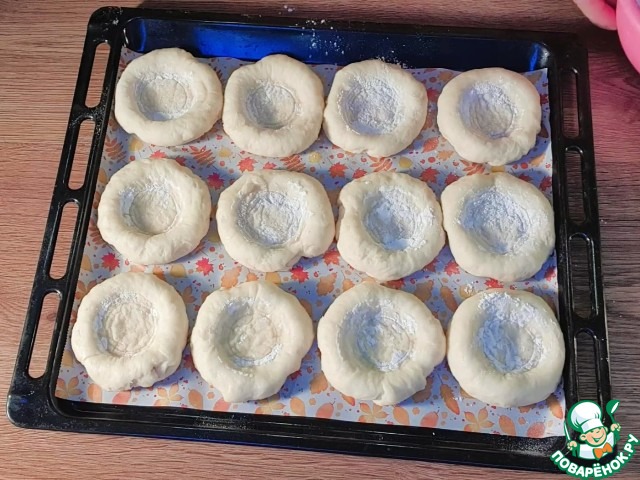 Открытые булочки с кремом и нектаринами
