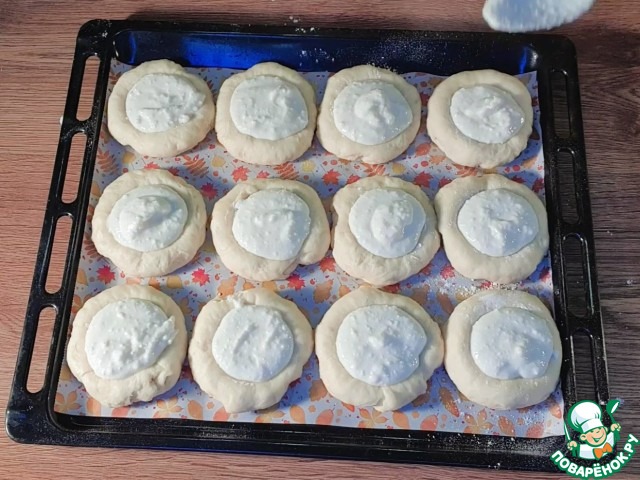 Открытые булочки с кремом и нектаринами