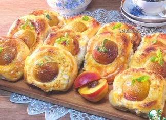 Открытые булочки с кремом и нектаринами