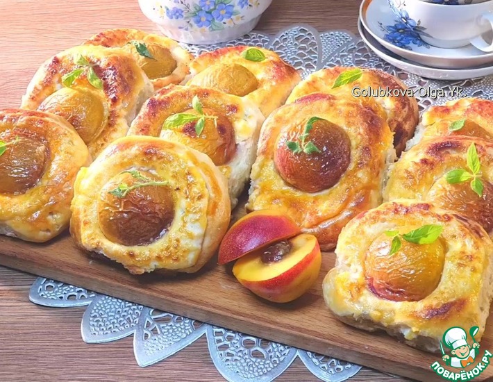 Открытые булочки с кремом и нектаринами