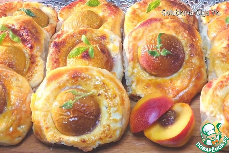 Открытые булочки с кремом и нектаринами