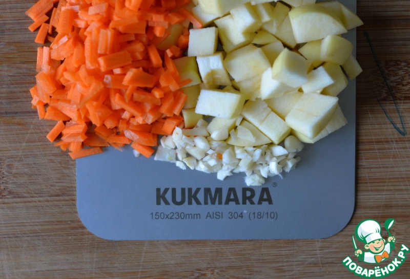 Салат "Анкл Бенс" с кабачками и яблоками