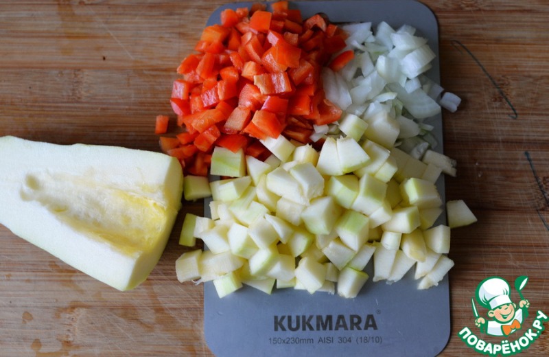 Салат "Анкл Бенс" с кабачками и яблоками