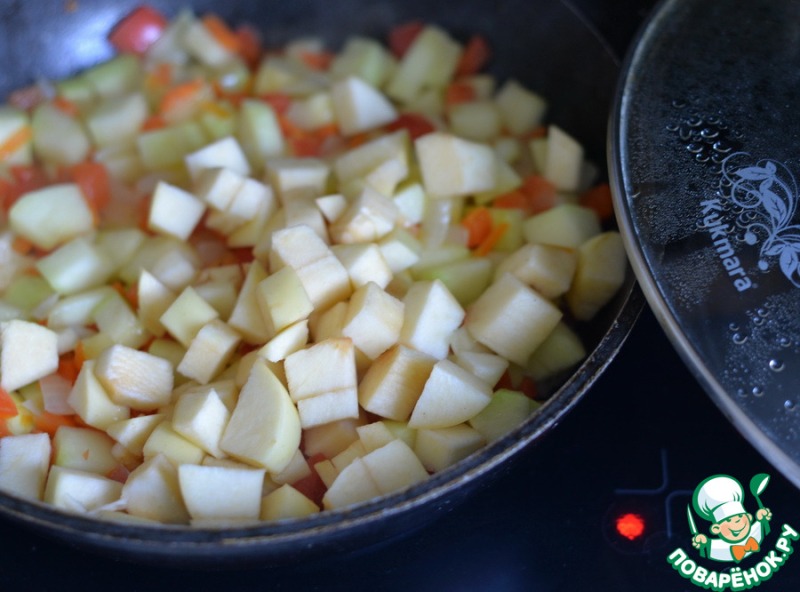 Салат "Анкл Бенс" с кабачками и яблоками