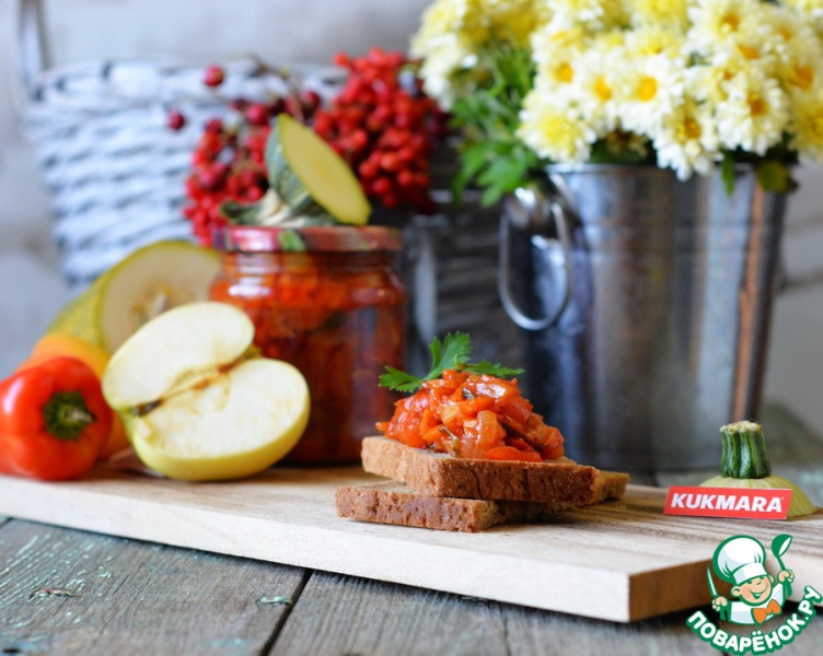 Салат "Анкл Бенс" с кабачками и яблоками