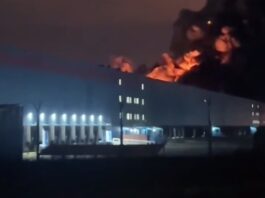 Дроны атаковали химзавод и логистический хаб Ozon в Омске | ВИДЕО