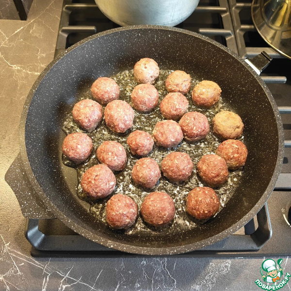 Фрикадельки с джемом в сливочном соусе