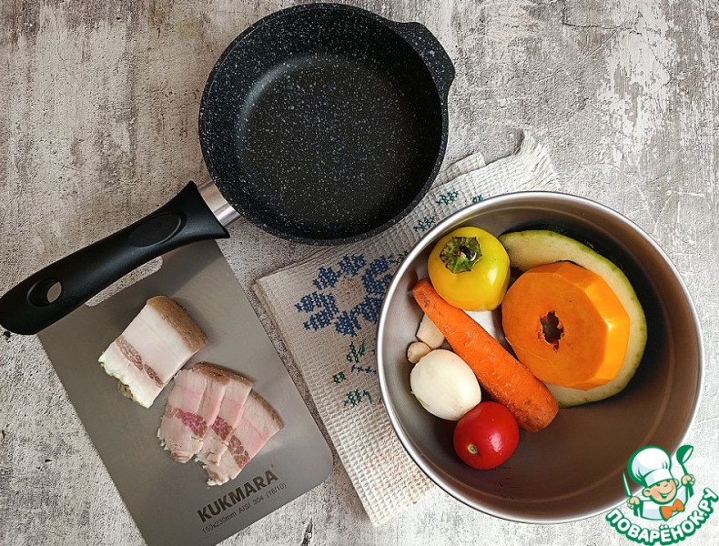 Глазунья с овощами ассорти на сале