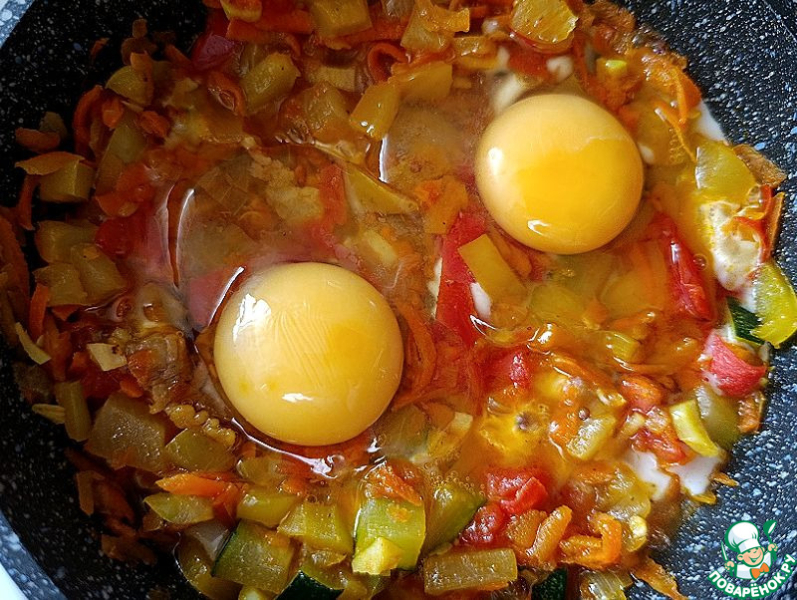 Глазунья с овощами ассорти на сале
