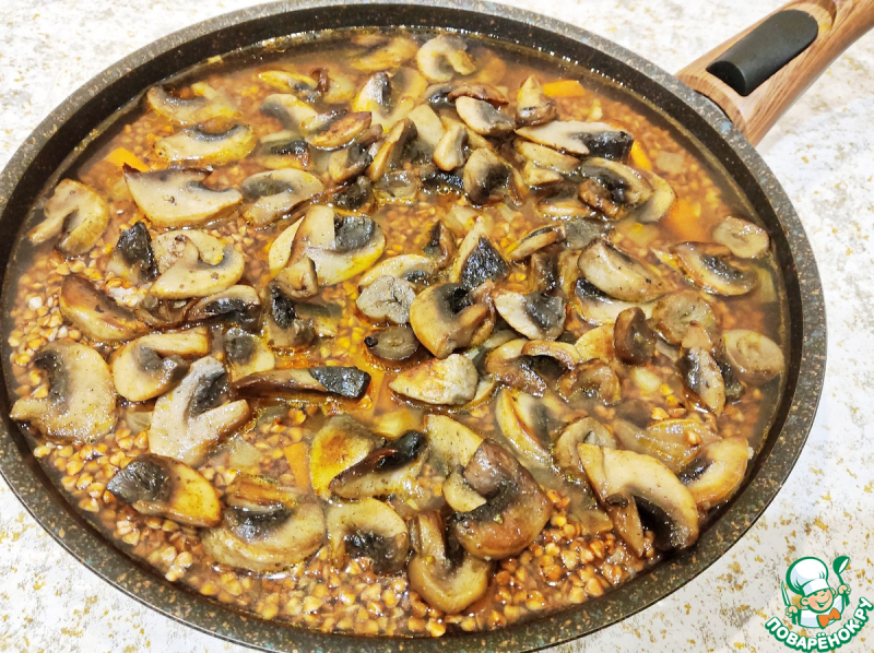 Гречка по-купечески с индейкой и грибами