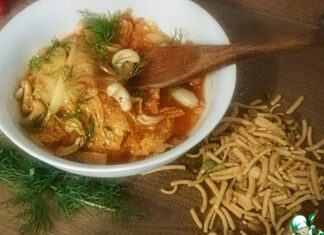 Капуста с томатами и орехами кешью