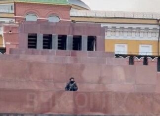 На крыше мавзолея Ленина в Москве разместили «охотников за дронами» | ВИДЕО