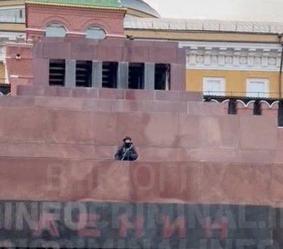 На крыше мавзолея Ленина в Москве разместили «охотников за дронами» | ВИДЕО