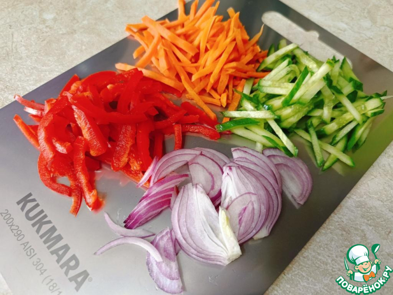 Овощной салат с копчеными свиными ушами