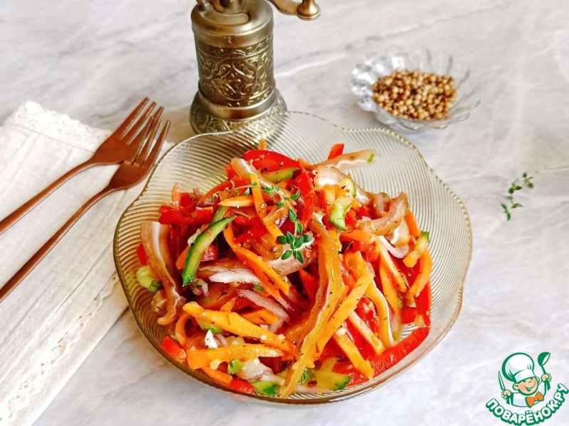 Овощной салат с копчеными свиными ушами