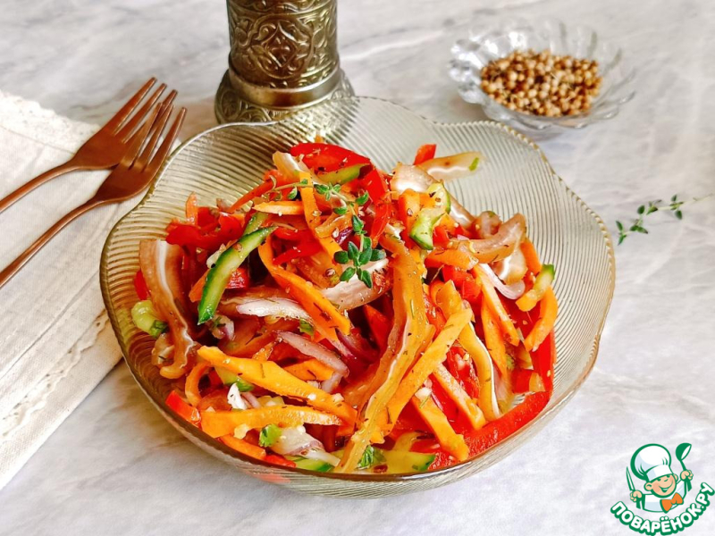 Овощной салат с копчеными свиными ушами