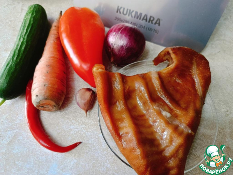 Овощной салат с копчеными свиными ушами