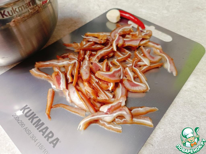 Овощной салат с копчеными свиными ушами