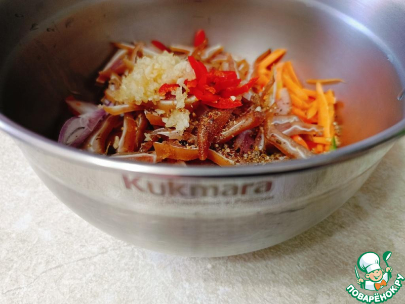 Овощной салат с копчеными свиными ушами