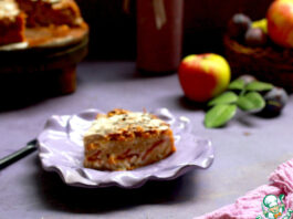 Пирог с яблоками и сливой