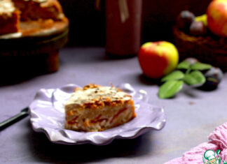 Пирог с яблоками и сливой