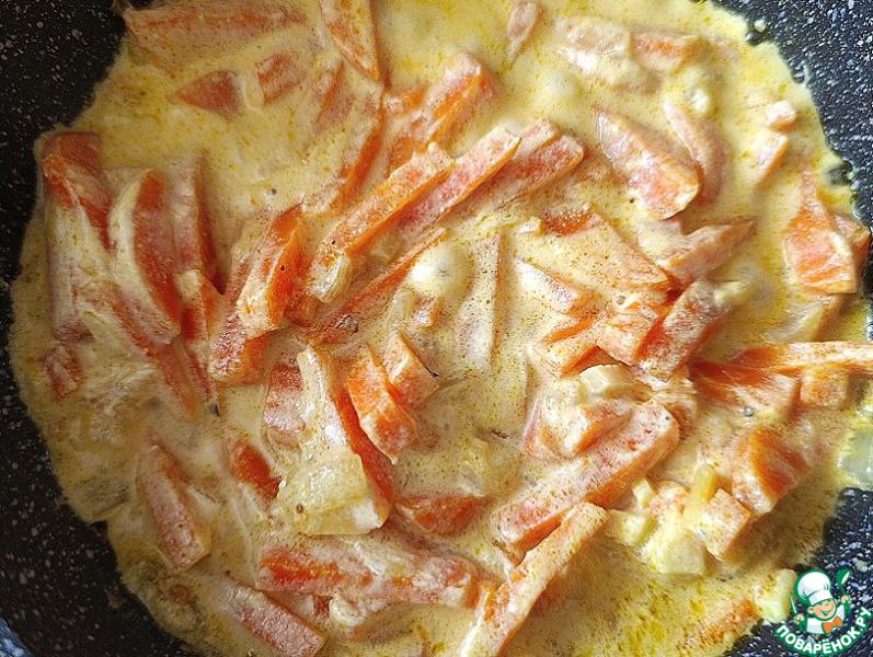 Пряная морковь, тушёная в сметане