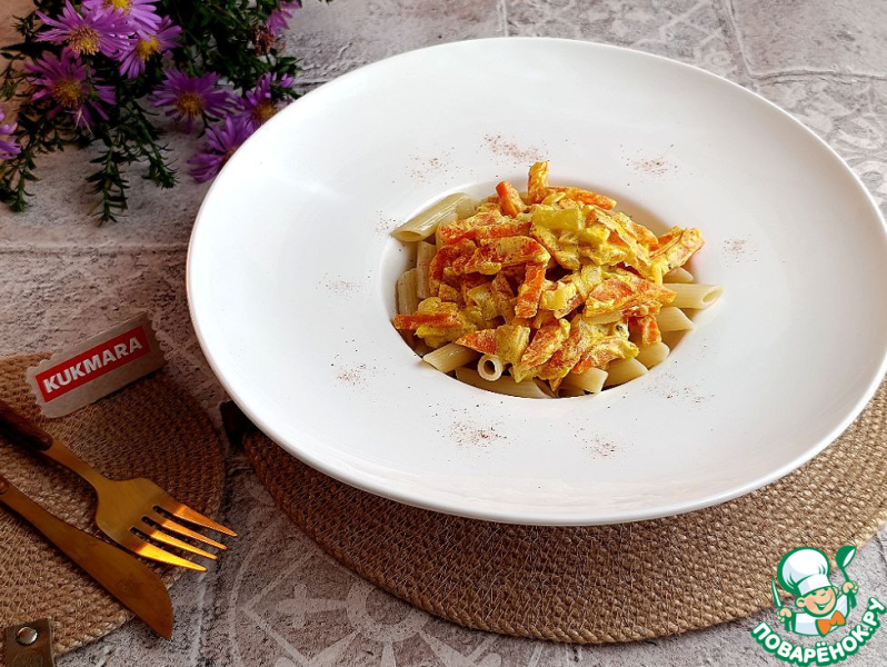 Пряная морковь, тушёная в сметане
