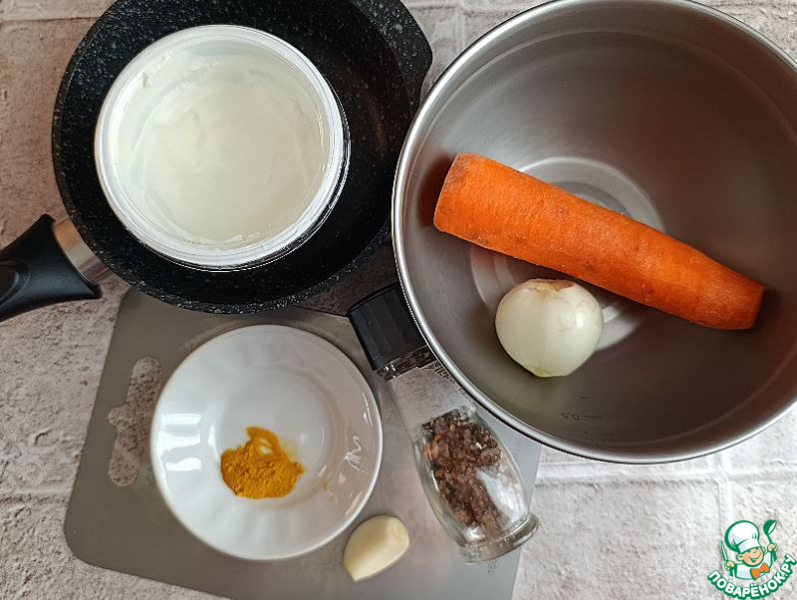 Пряная морковь, тушёная в сметане