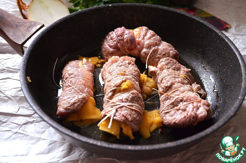 Рулетики с сыром и жареным луком