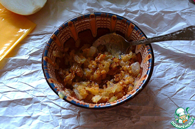 Рулетики с сыром и жареным луком