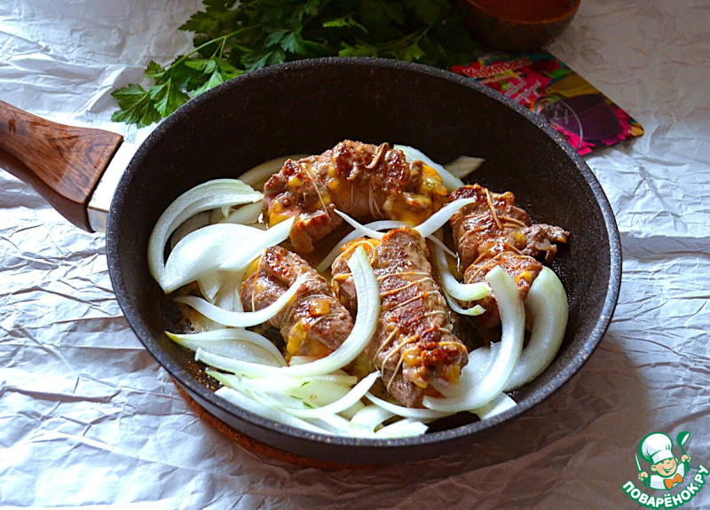 Рулетики с сыром и жареным луком