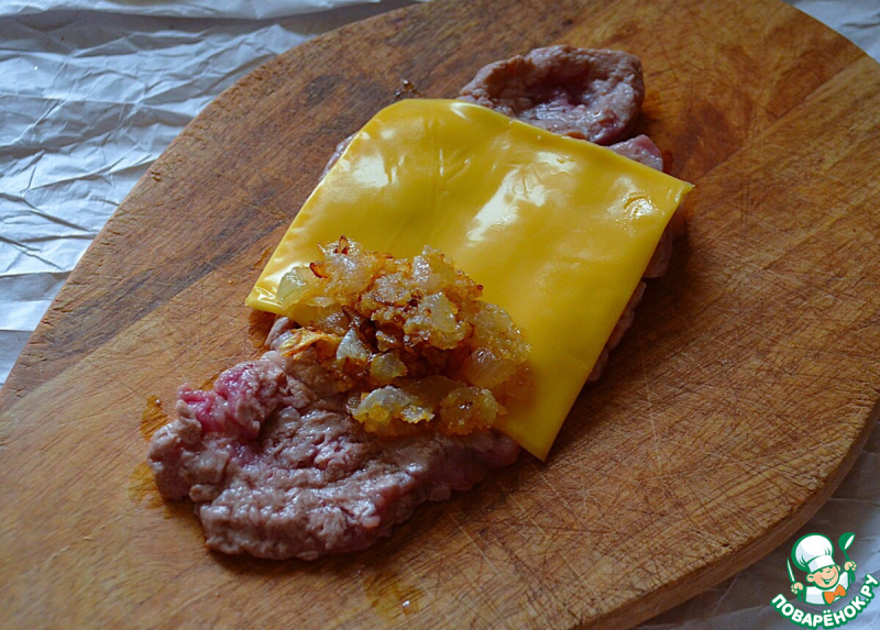 Рулетики с сыром и жареным луком