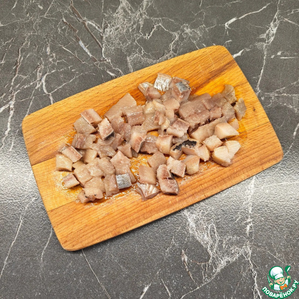 Салат с горошком, картофелем и сельдью