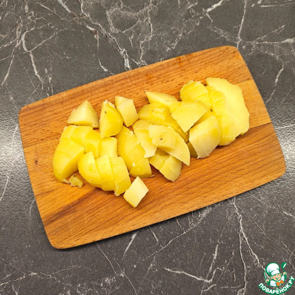 Салат с горошком, картофелем и сельдью