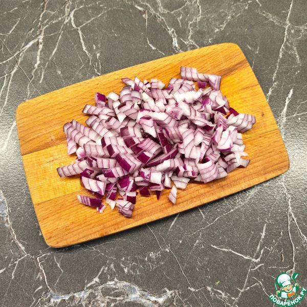Салат с горошком, картофелем и сельдью